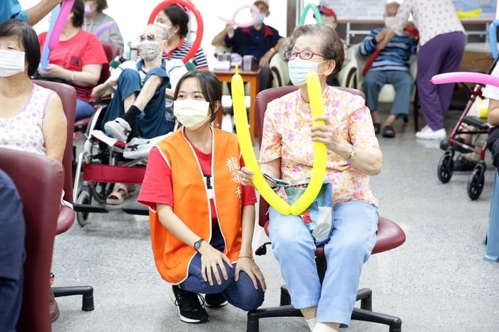 樂生療養院長輩們興味盎然地專注觀看表演。
