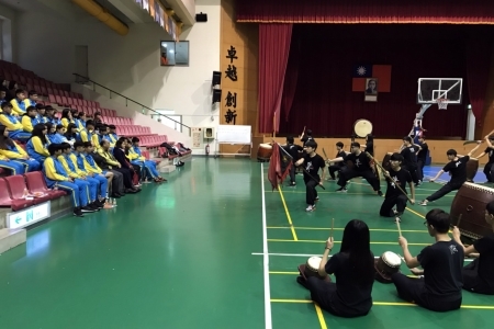 圖為新北市私立樹人家商龍鼓隊師生，日前參訪龍華科技大學，並進行藝陣技藝觀摩交流。