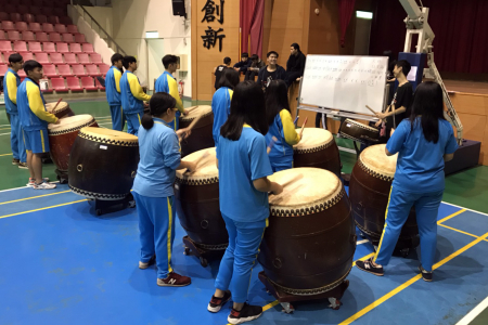 圖為龍華科大龍韻鼓陣社同學，指導樹人家商龍鼓隊同學打鼓技巧。