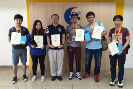 全體參賽師生(左起謝宗翰、楊雅涵、指導教授梁志雄老師、簡紹懷、葉家成與繆君悅同學)