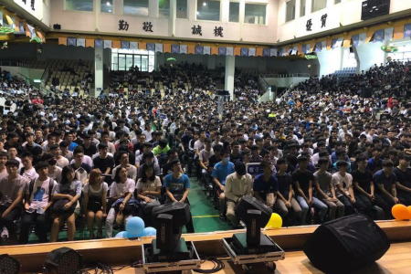 龍華科大舉行107學年新生定向輔導始業式，近2千名學生台下聆聽師長期許。