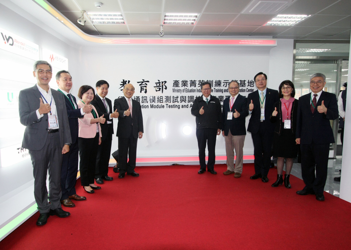 龍華科大獲選教育部產業菁英訓練示範基地，透過與業界同步產線實作場域，讓學子對焦5G產業需求。圖片