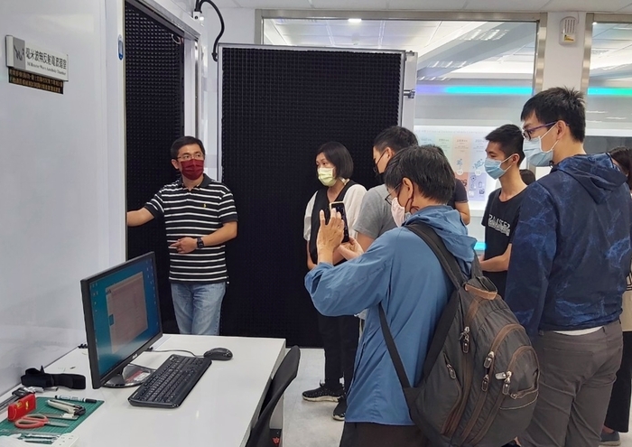 龍華科大「5G+產業新星揚帆啟航計畫」企業客製化課程，學員參觀專業實驗室。