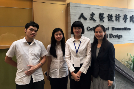 圖為龍華科大應外系楊翔任、李芷頤、王莉婷及許祖嘉老師(由左至右)，參加「2017全國計算機與多媒體綜合能力及商務專業應用大賽─兩岸北京賽」，李芷頤勇奪一等獎，王莉婷與楊翔任則榮獲二等獎。