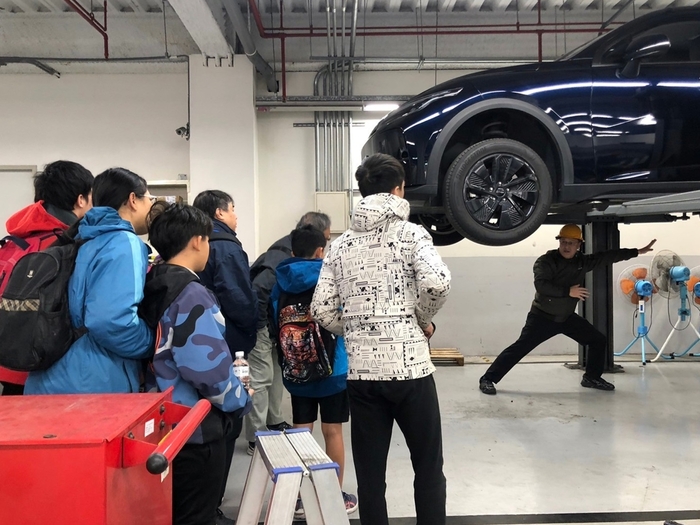 龍華科大攜手台北市府、納智捷，產業新手村見學團參訪電動車產業。
