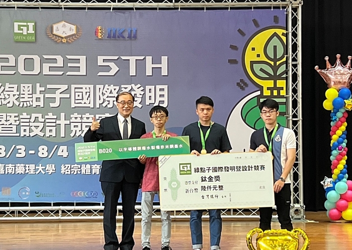 2023綠點子國際發明設計賽,龍華團隊作品「以半導體銅廢水製備奈米銅墨水」,榮獲鈦金獎及評審團特別獎。