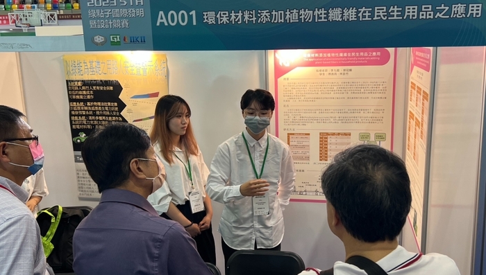 半導體系五專生傅茜筠、林芸竹團隊,榮獲發明類青少年組金牌。