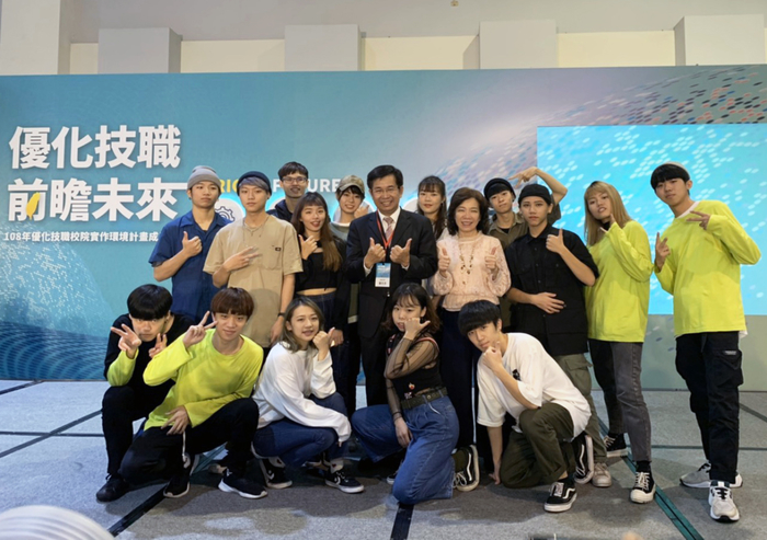 龍華科大積極致力產學合作,提升創新研發能量,畢業校友廣受企業歡迎。