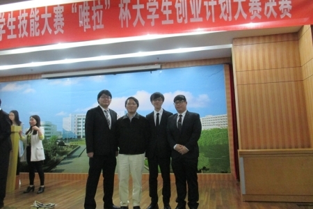 圖為參與此次競賽之龍華科大資網系學生及資網系曹瑞和老師(左二)。