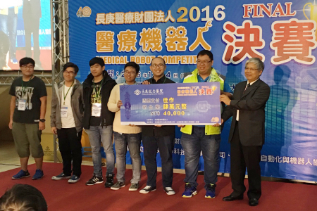 圖為龍華科大龍華科大機工系學生團隊，以「兼具行動輔助與步態訓練功能之可自主移動式機器人」，獲得長庚醫療機器人比賽佳作與獎金四萬元肯定。