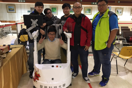 圖為龍華科大機工系學生團隊與作品-「兼具行動輔助與步態訓練功能之可自主移動式機器人」合影。