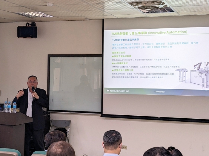 達明機器人公司陳興邦經理介紹協作型機器手臂產業應用現況。
