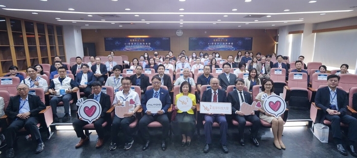 與會貴賓及師生合影留念，共同見證龍華科大AI運算中心正式啟用。