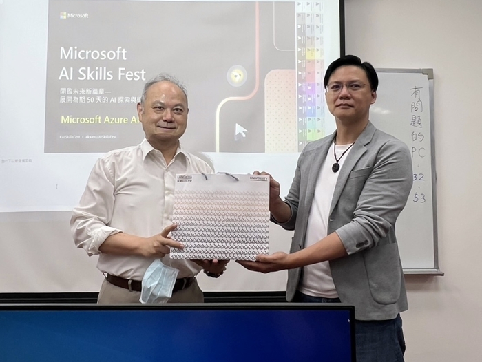 葛校長致贈紀念品予全域科技總經理，感謝培訓教職員順利取得微軟AI專業證照。