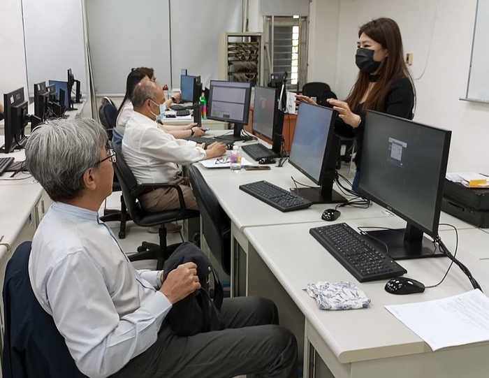 龍華科大校長葛自祥、副校長林如貞及柯淑芬，帶領教職員參與微軟AI證照培訓。