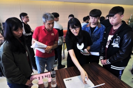龍華科大在105學年將「程式設計概論」列為全校一年級必修，培養學生基礎程式設計能力。