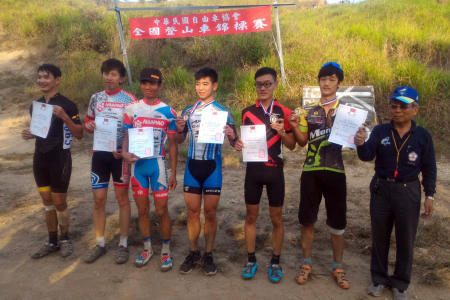 圖為龍華科大學生詹曜丞(右二)，參加106年度全國登山車錦標賽，從全國80多位參賽好手中技壓群雄，榮獲男子20歲組6公里越野賽第1名佳績。