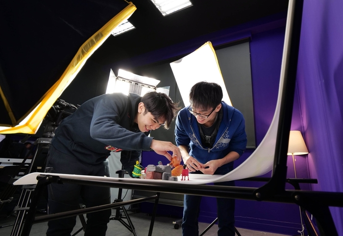 龍華科大數位內容中心建置嶄新的數位學習場域，引領學子用創意玩出專業。