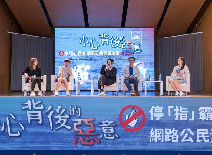 網紅 Cheap及知名電競女神奎丁與學子探討網路霸凌及隱私侵犯議題。（桃市青年局提供）