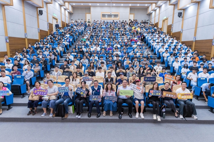 桃市青年局攜手龍華科大，舉辦停「指」霸凌！網路公民素養論壇，建立公民素養。（桃市青年局提供）