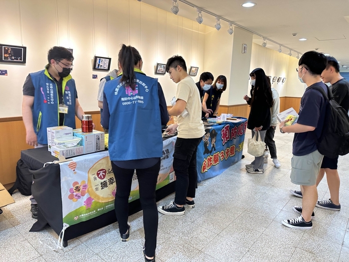 會場外陳展文宣，教導民眾如何維護權益，並提供相關諮詢管道。