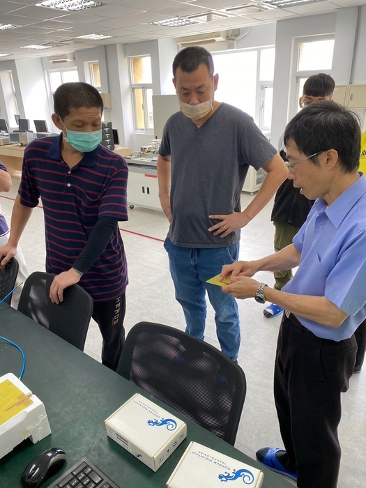 參訓學員聆聽講師講解，以建構實務導向學習方式與技術能量。