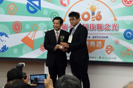 圖為龍華科大洪復成同學榮獲教育部長潘文忠頒發技職傑出「專利達人」獎，肯定其創新研發之卓越成就。