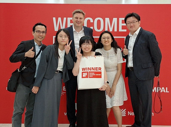 龍華科大文創系團隊作品「Toilet Cloak」，獲2024德國iF學生設計獎殊榮。圖片