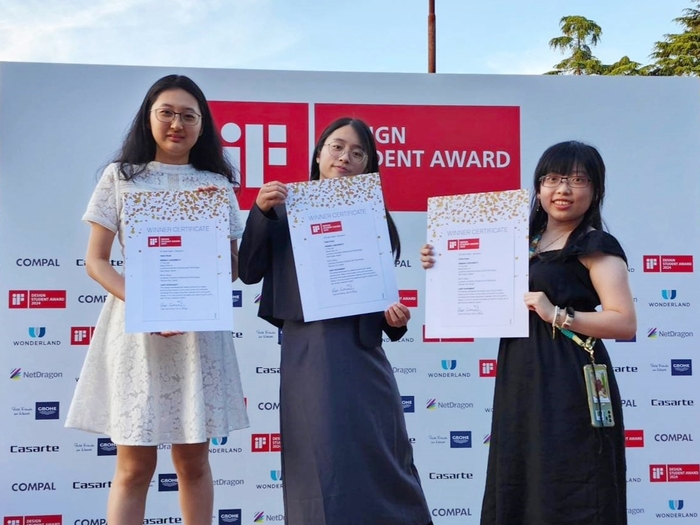 龍華文創系團隊赴義大利米蘭領獎，與世界各地頂尖設計學生交流。圖片