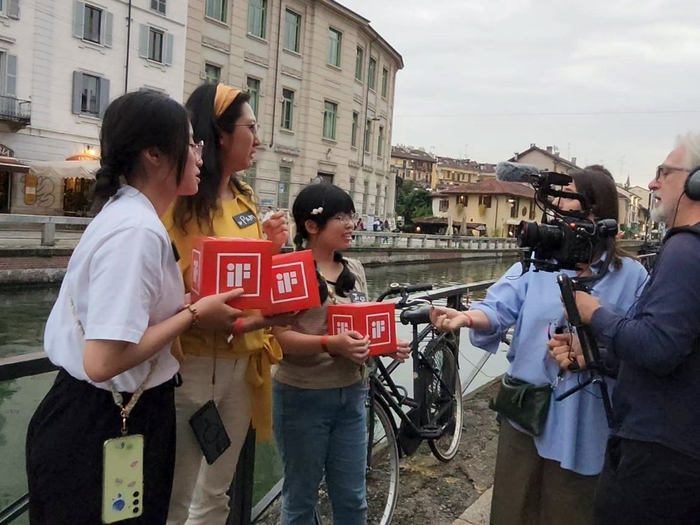 團隊接受當地媒體採訪，闡述作品設計理念。圖片