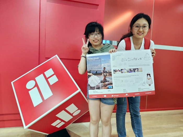 團隊獲獎作品「Toilet Cloak」使用可回收環保布料與塑料，保護孩童及女性如廁隱私。圖片