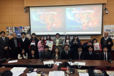 圖為趣味問答獲獎同學與日方外賓合影。