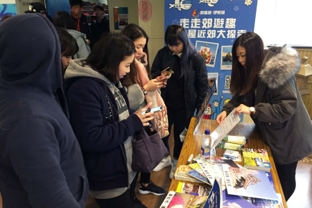 圖為日本中部地區特色旅遊主題展，吸引許多同學駐足參觀。