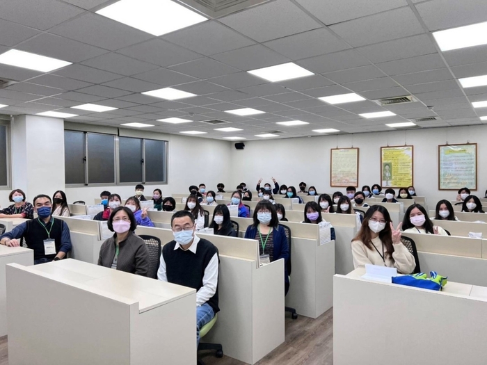 參加職場英語體驗營學子與龍華科大應用外語系教師群相見歡。