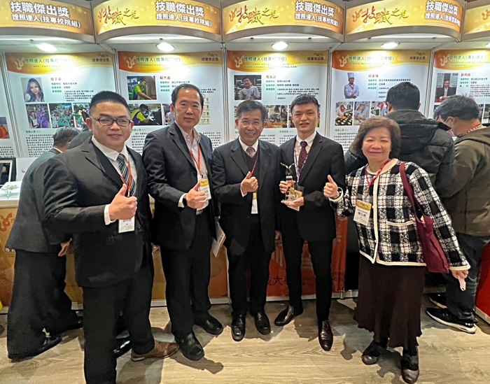 龍華科大機械系學生周禹廷(右2)獲選教育部技職之光,開心與潘文忠部長、技職司長及龍華師長合影。