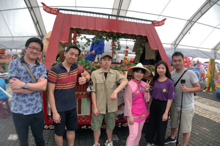 2019桃園閩南文化節首場《藝閣VS踩街》熱鬧登場，龍華師生參與藝閣車創作及編舞演出。圖片