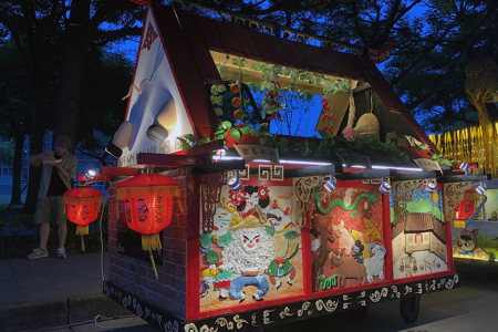龍華科大文創系師生協助桃園壽山巖觀音寺，進行《豬母佛記》藝閣車創作。圖片