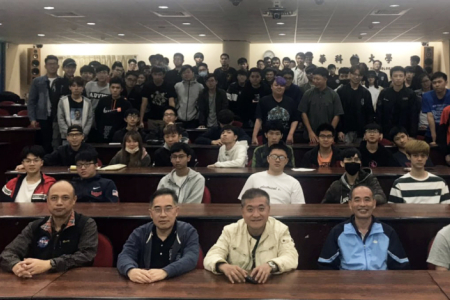 龍華科大學務處諮商輔導中心辦理職涯探索課程，邀請人力銀行總經理何啟聖分享職場工作態度