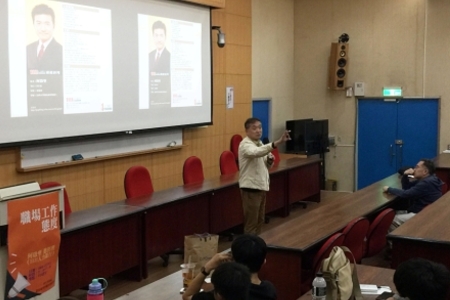 人力銀行總經理何啟聖提醒龍華學子，職場上先不要計較得失，在工作能力內使命必達完成任務。
