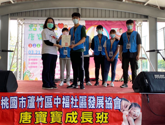龍華科大藍鵲志工、益幸福志工團與桃園市唐氏症家長協會合作，用愛心點亮唐寶寶希望之光。