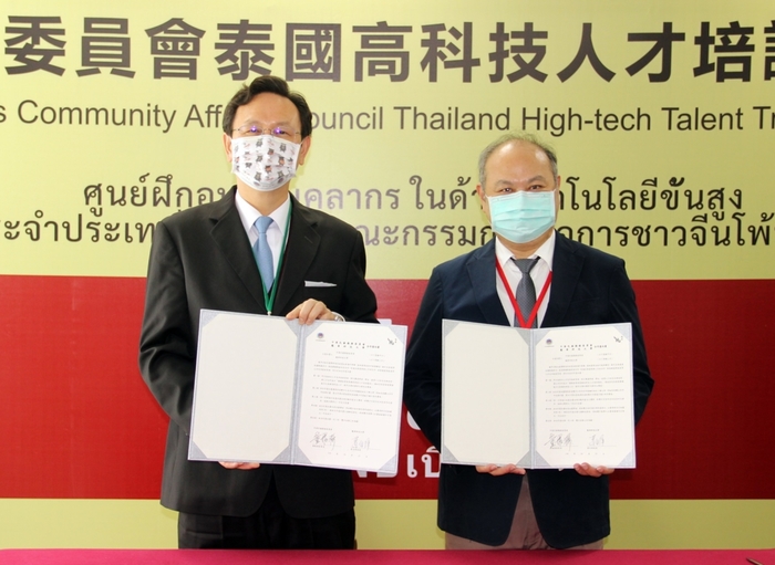 僑委會委員長童振源、龍華科大校長葛自祥共同簽署合作意向書。