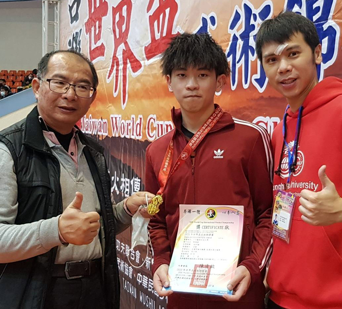 龍華科大遊戲系馬國僑生陳為鎮，蟬聯孫逸仙盃全球武術大賽個人太極拳、太極劍雙料冠軍。