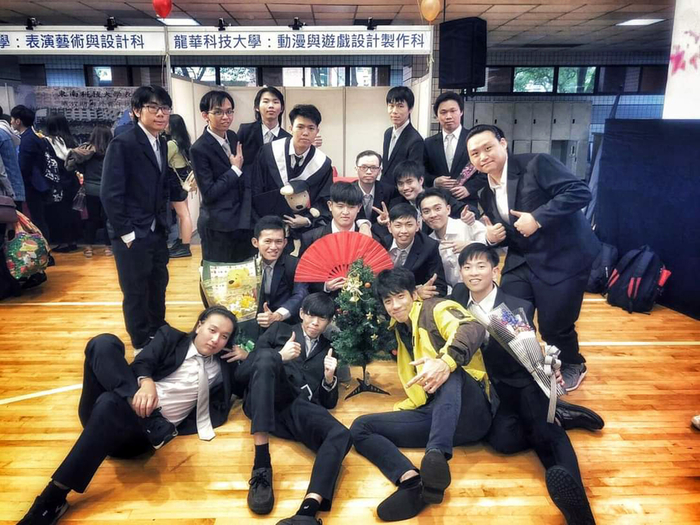 陳為鎮（前排右1）與海青班同學開心合影。