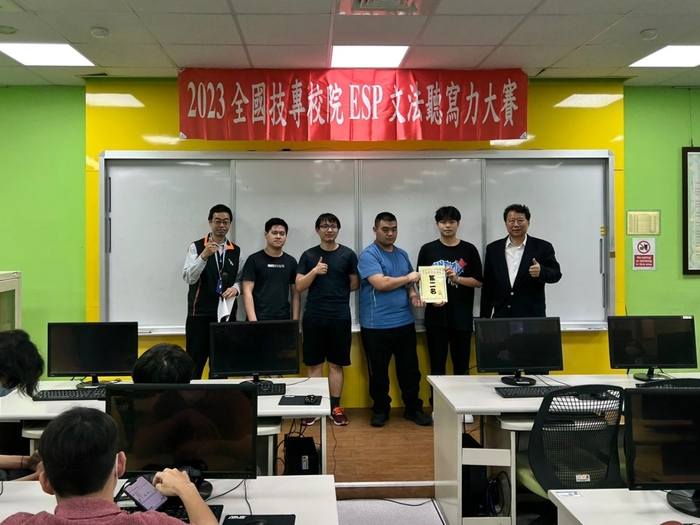 龍華科大語言中心林佳平主任(左)與台師大戴建耘教授頒獎給團體組第二名團隊。
