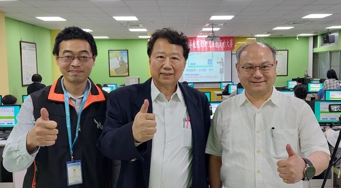 龍華科大葛自祥校長(右)、林佳平主任與台師大戴建耘教授合影。
