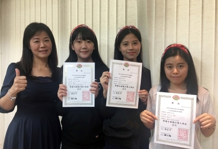 圖為龍華科大觀休系鍾涓涓老師、許芝綾、盧妍如及林建萱同學，參加2018客家桐花祭創意遊程設計競賽，榮獲佳作。