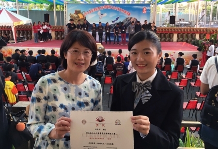 圖為龍華科大觀休系謝美婷老師、許智婷同學，參加第五屆玉山竹葉青盃全國調酒大賽，獲佳作肯定。