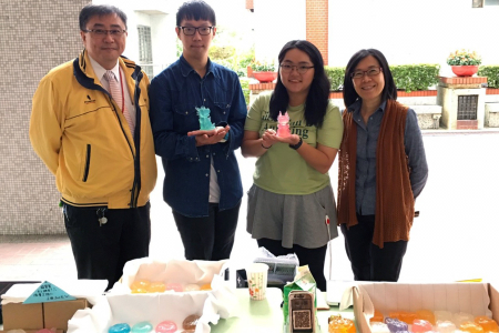 龍華科大學生創作限量「龍寶寶肥皂」作品，特殊透光折射美感，散發出天然精油的淡淡香氣，獲得師生喜愛。