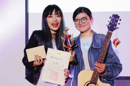 圖為龍華科大文創系許淨淳同學(右)，參加「第十四屆師弦獎」榮獲最佳樂手，獲獎後興奮與歌手卜星慧合影。圖片