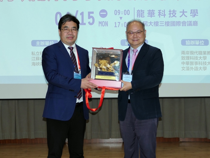 雙方致贈紀念品，期盼為兩岸技職教育搭建起良好合作平台。